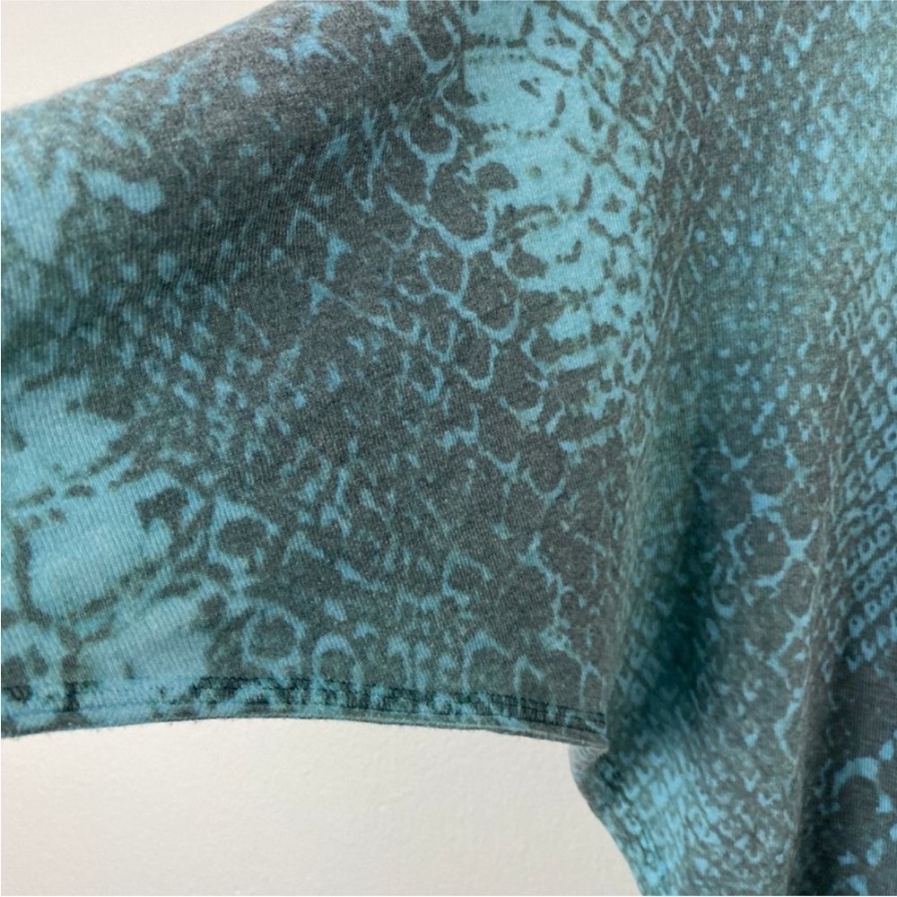 Nally & Millie Printed V-Neck Top Sweater - Picture 4 of 6